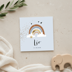Lief geboortekaartje met regenboog, zon en wolkjes