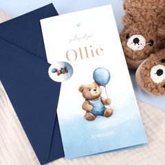 Lief geboortekaartje teddybeer met ballon blauwe waterverf
