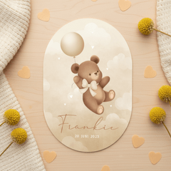 Lief geboortekaartje teddybeertje aan ballon met strik