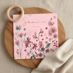 Lief geboortekaartje veldbloemen in roze aardetinten