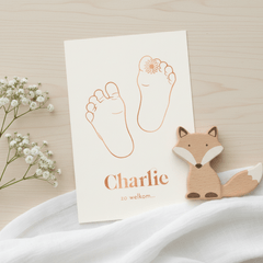 Lief geboortekaartje voetjes met madeliefje – koperfolie