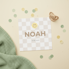 Lief minimalistisch geboortekaartje beige blokjes en smiley