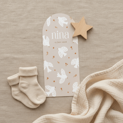Lieve beige geboortekaartjes in boogvorm met witte duifjes 