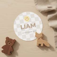 Minimalistisch geboortekaartje gele smiley en beige blokjes