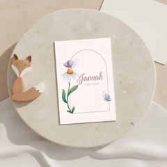 Minimalistisch geboortekaartje met bloem en vlinders