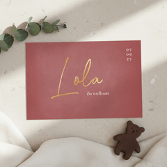 Minimalistisch stijlvol geboortekaartje met foliedruk naam