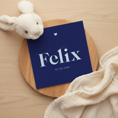 Opvallend geboortekaartje met grote naam en hartje blauw