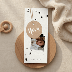 Papierlook geboortekaartje met label en spetters