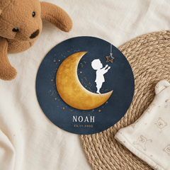 Rond geboortekaartje met silhouet van jongen op een maan