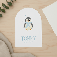 Schattig wit geboortekaartje met pinguin boogvorm