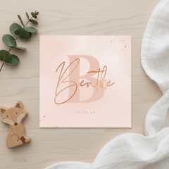 Stijlvol geboortekaartje voorletter baby roze wolkjes koper