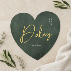 Stijlvol groengeboortekaartje jongen in hartvorm uitgesneden