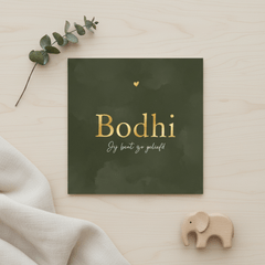 Stoer waterverf geboortekaartje met goud in donkergroen