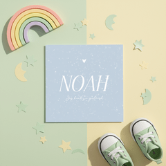 Subtiel lichtblauw geboortekaartje met witte sneeuw