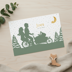 Winters geboortekaartje jongen ouders op bakfiets met baby