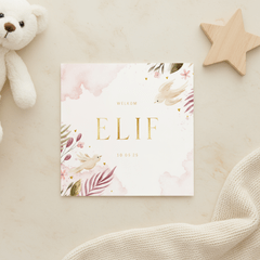 Zomers geboortekaartje met takjes, bloemen en duiven