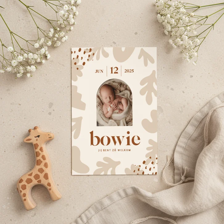 Beige geboortekaartje met abstracte vormen en foto
