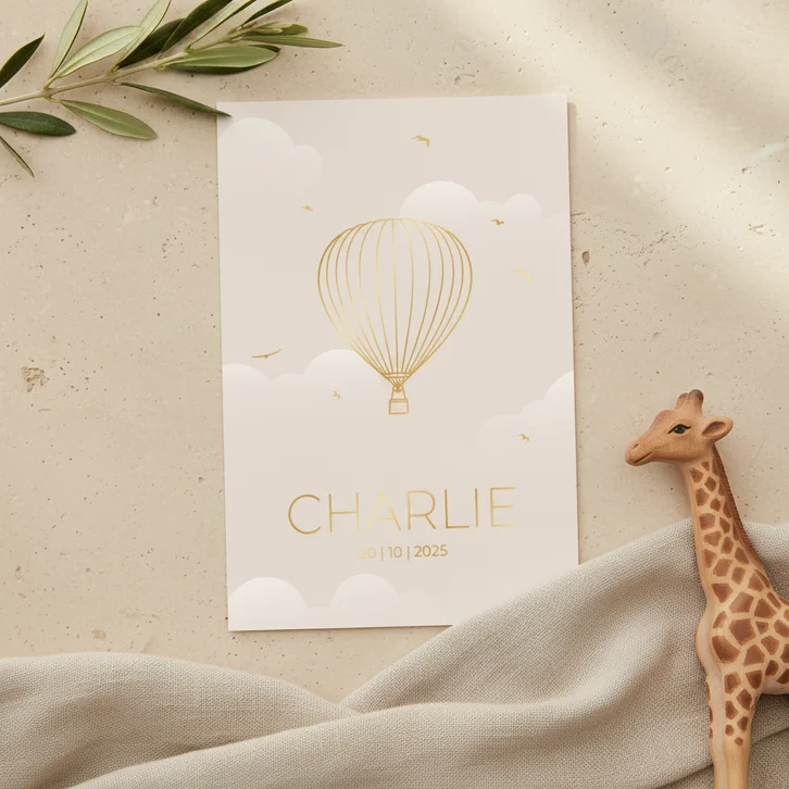 Beige geboortekaartje met luchtballon en vogels goudfolie