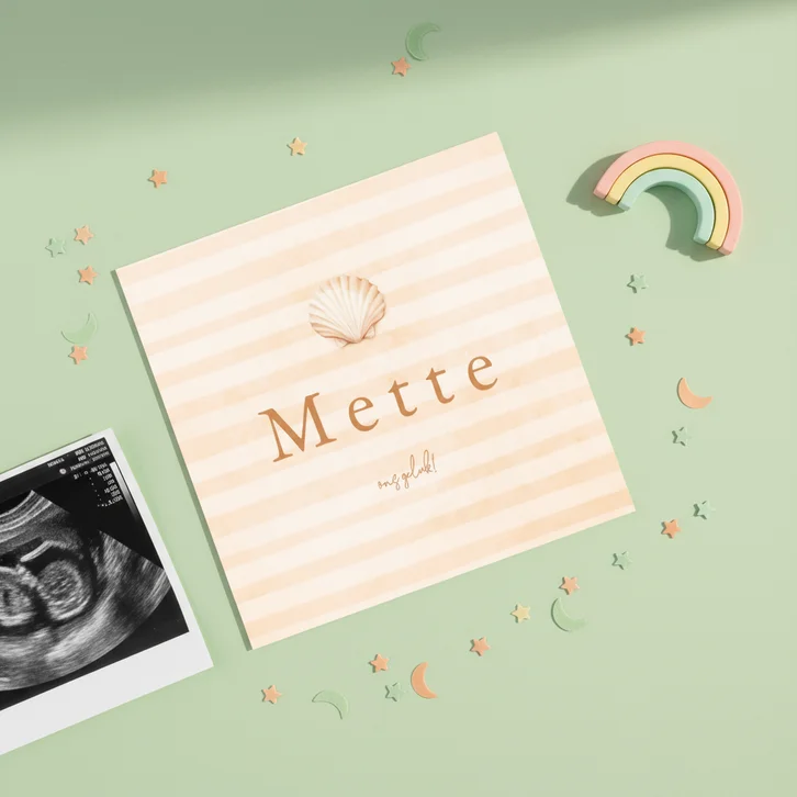 Beige geboortekaartje met schelp en en streepjes