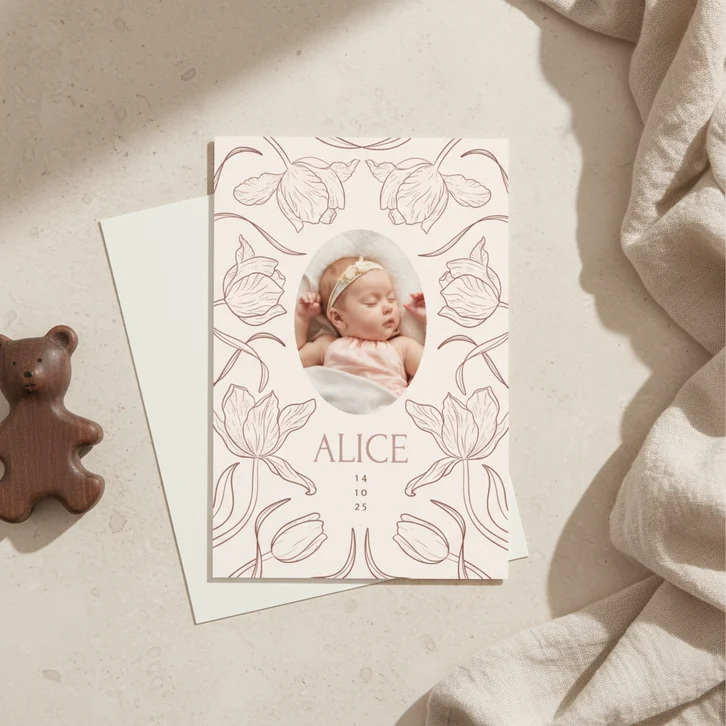 Beige klassiek geboortekaartje foto met vintage tulpen