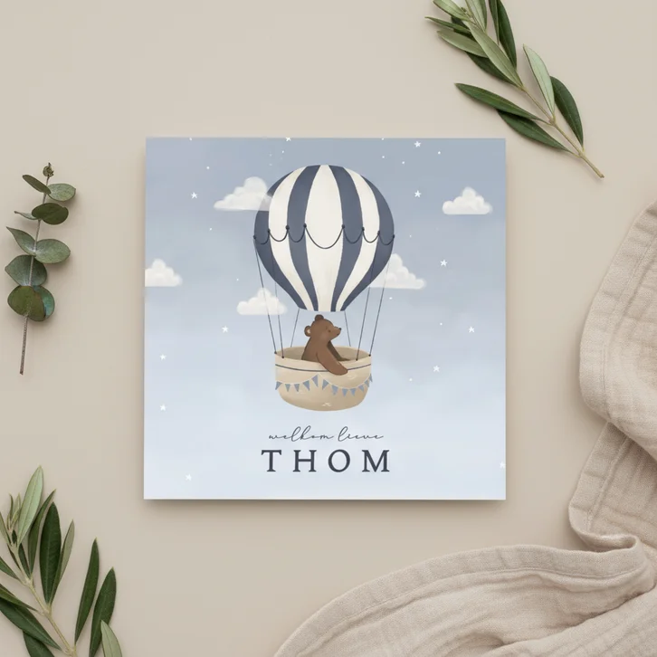 Blauw geboortekaartje met beer in luchtballon