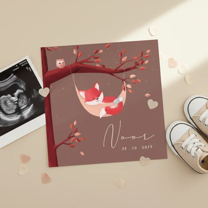 Geboorte meisje bosdieren stijlvol vosje in hangmat in boom