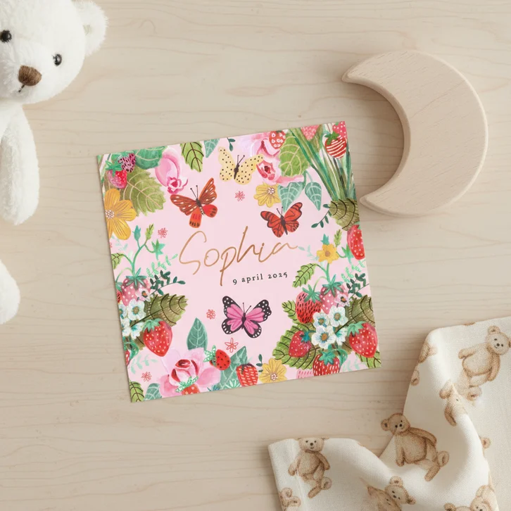 Geboortekaartje aardbeien bloemen vlinder