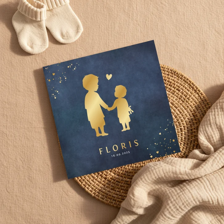 Geboortekaartje jongen met silhouet van 2 broers in goud