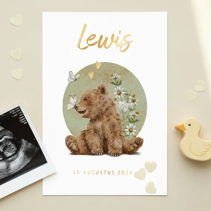 Geboortekaartje met beertje en vlinder tussen de bloemen