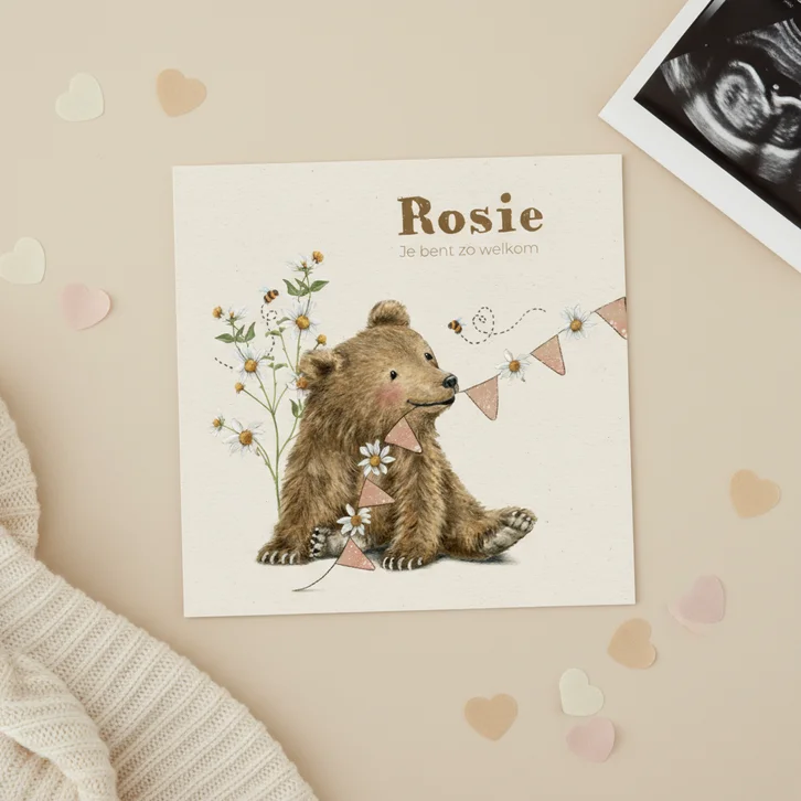 Geboortekaartje met beertje tussen de bloemen