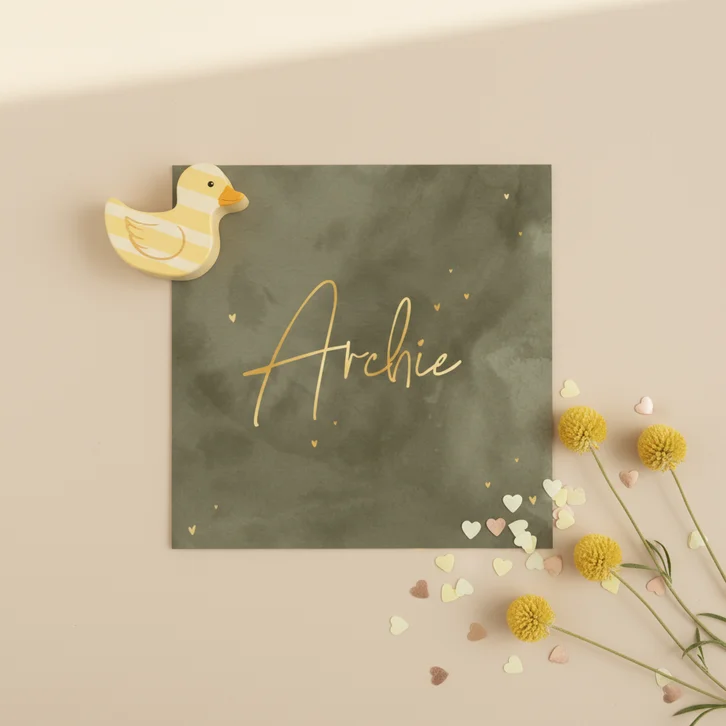 Geboortekaartje met groene waterverf en goudfolie hartjes