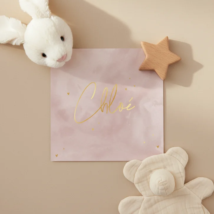 Geboortekaartje met oudroze waterverf en goudfolie hartjes