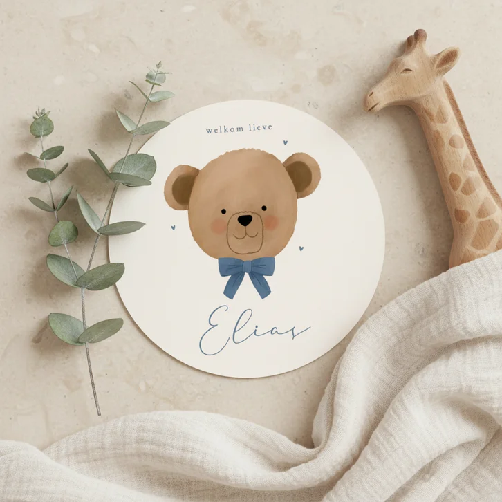 Geboortekaartje rond teddybeer met blauwe strik