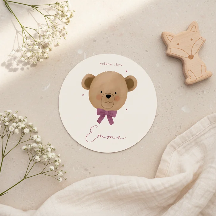 Geboortekaartje rond teddybeer met paarse strik