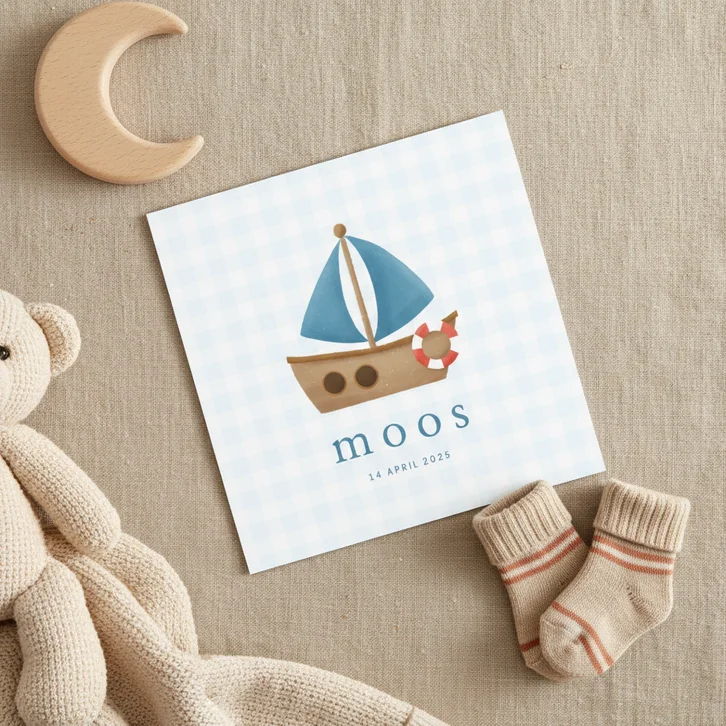 Geboortekaartje ruitjespatroon blauw met zeilbootje