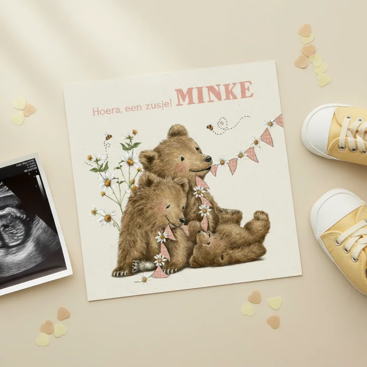 Geboortekaartje zusje met drie beertjes tussen de bloemen