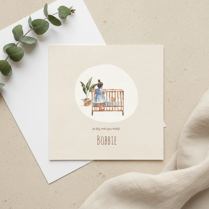 Getekend geboortekaartje tweede kindje met zus bij ledikant