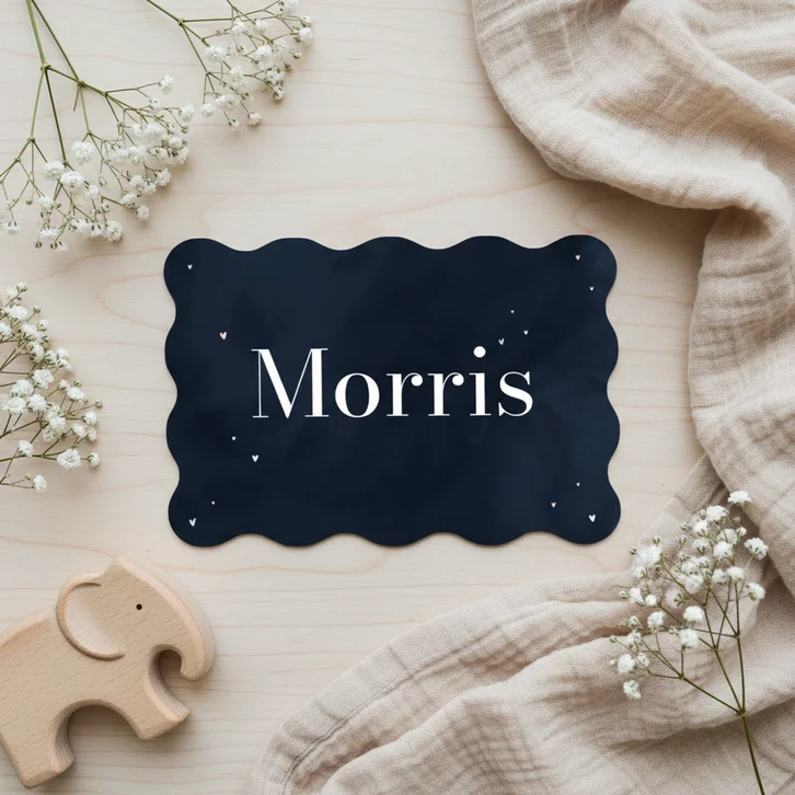 Golvend geboortekaartje met blauwe waterverf en hartjes