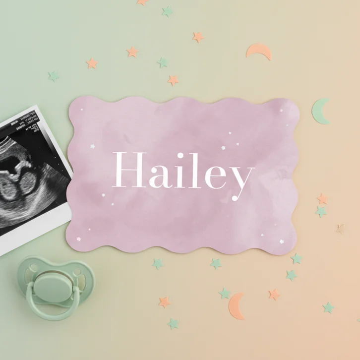 Golvend geboortekaartje met lila waterverf en bloempjes