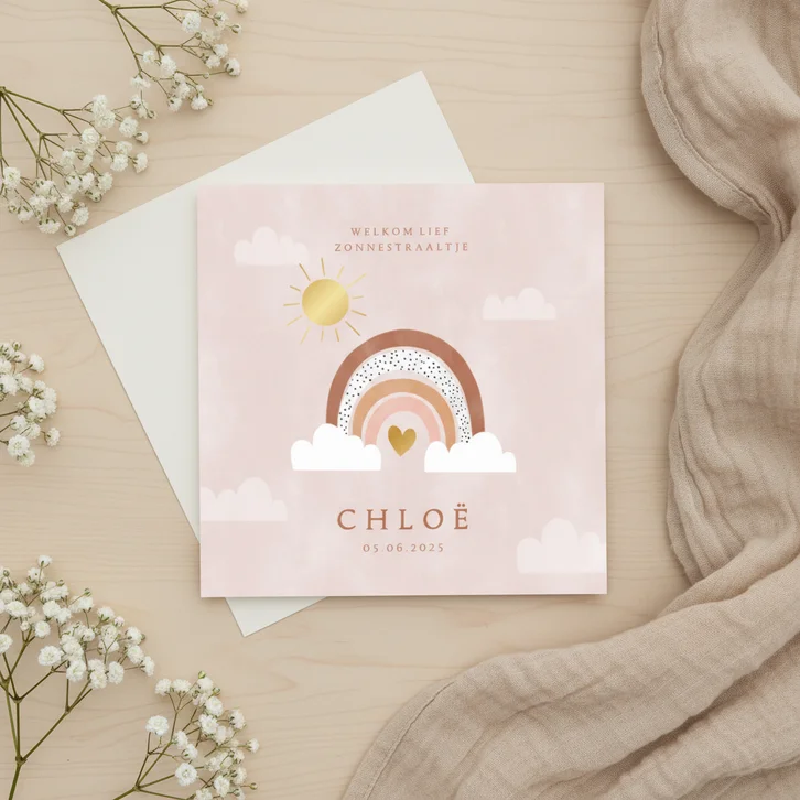 Hip geboortekaartje met regenboog, zon en wolkjes meisje