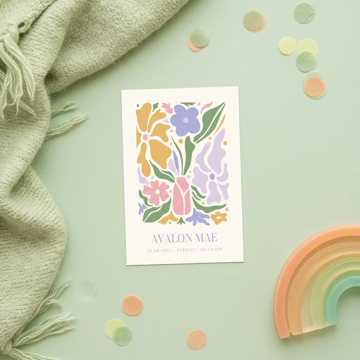 Hip geboortekaartje poster stijl met gekleurde bloemen