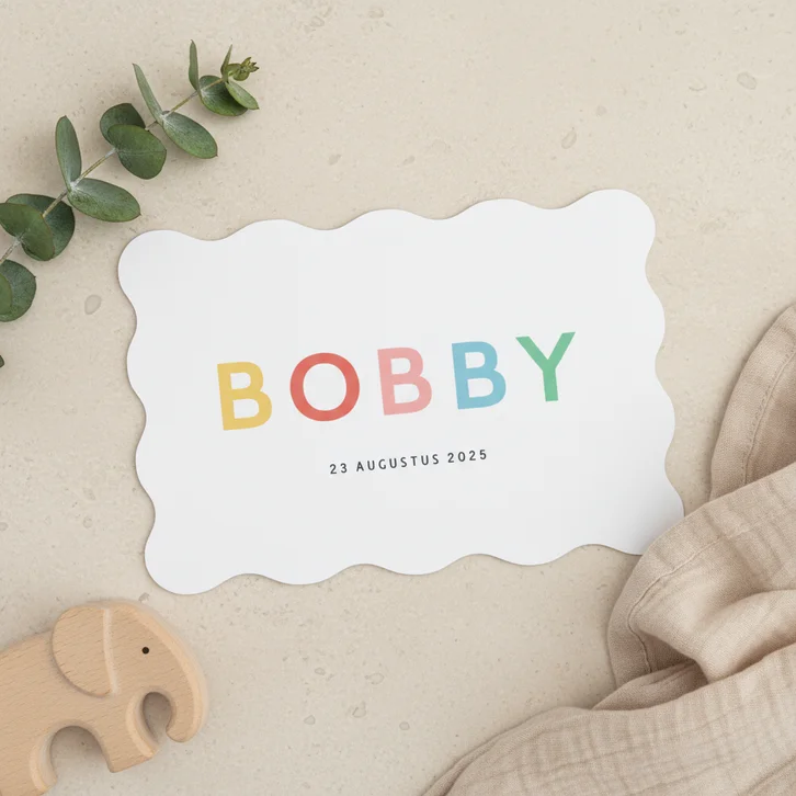 Hip minimalistisch uniseks geboortekaartje met golfrand