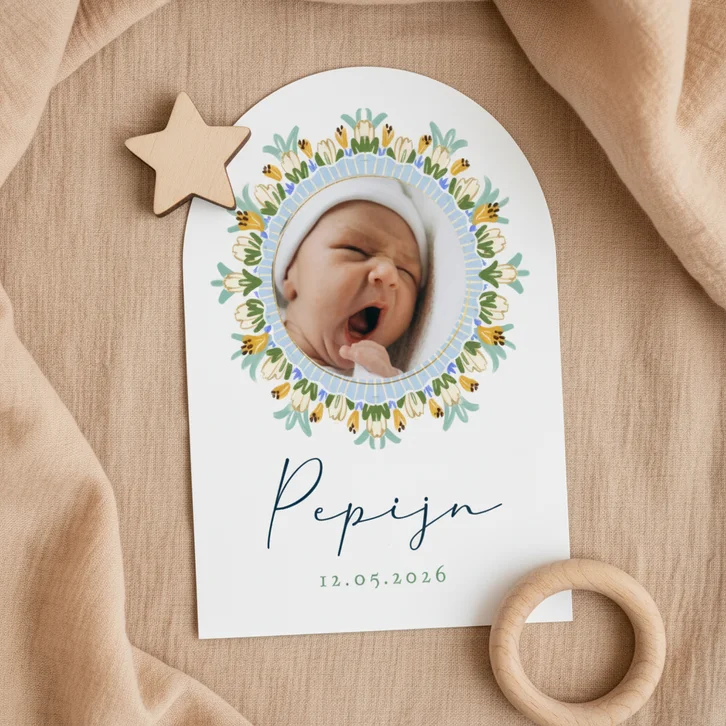 Klassiek geboortekaartje boog bloemenkader foto