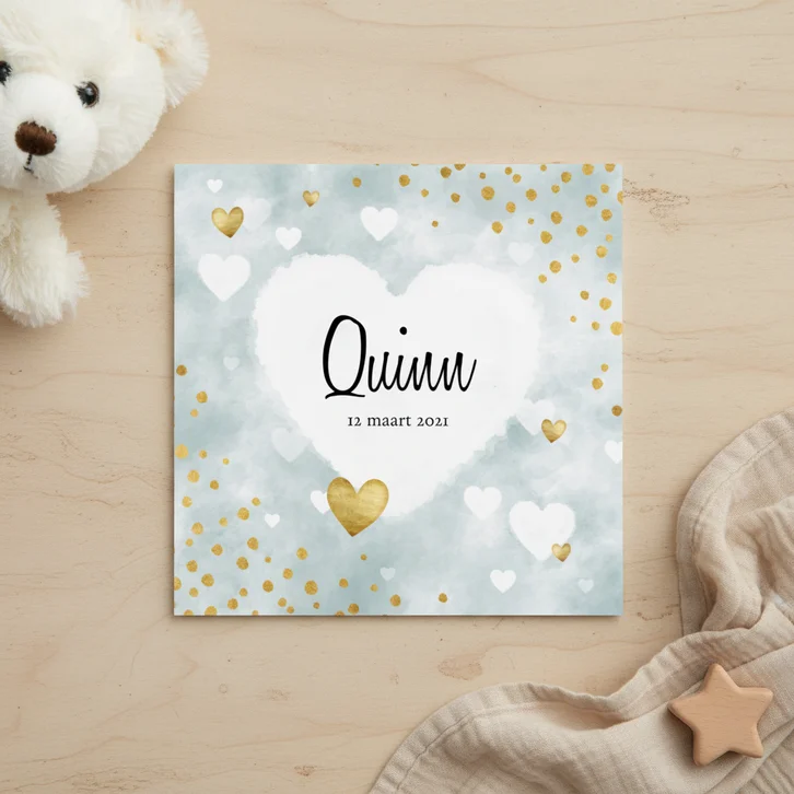 Lief geboortekaartje blauwe waterverf, hartjes en stipjes
