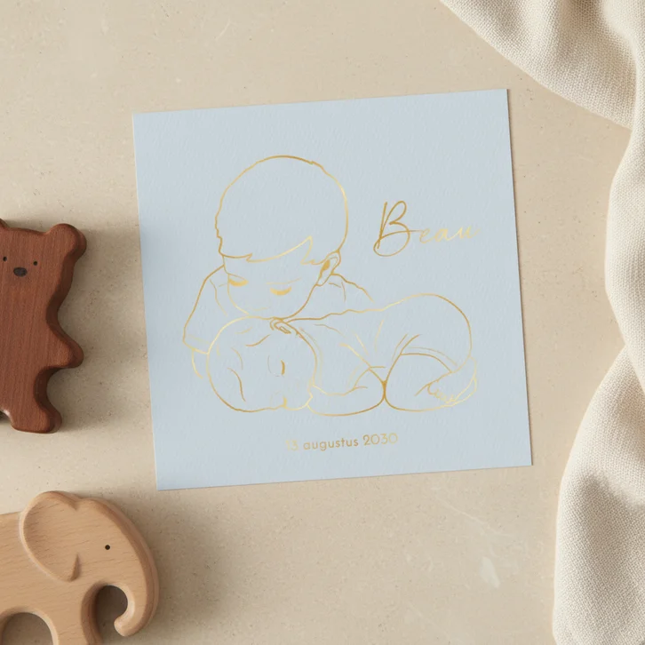 Lief geboortekaartje broe kust liggend baby’tje – goudfolie