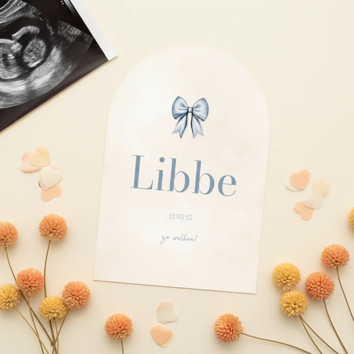 Lief geboortekaartje in boogvorm met blauwe strik