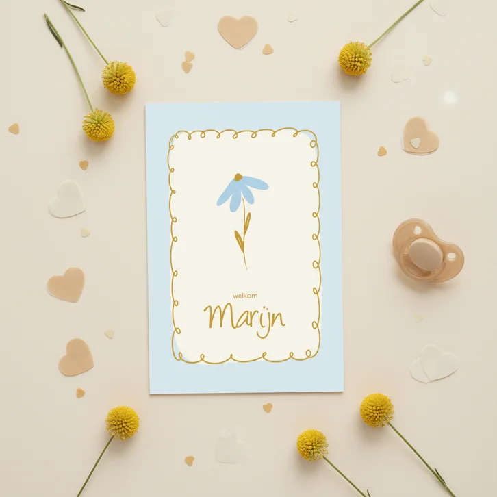 Lief geboortekaartje licht blauw met rand en bloem