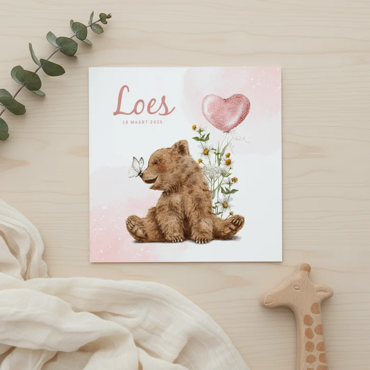 Lief geboortekaartje met beer en vlinder tussen de bloemen