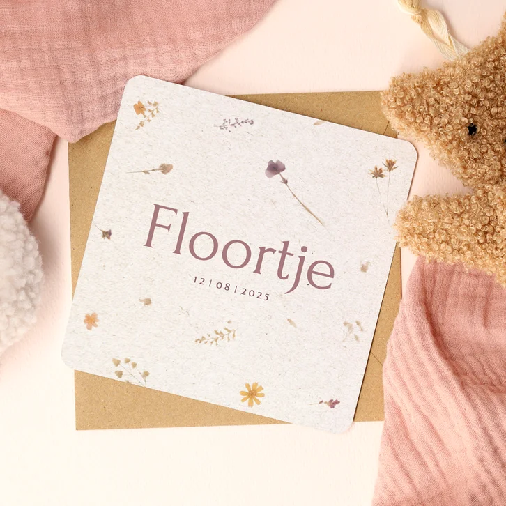 Lief geboortekaartje met gedroogde bloemen beige