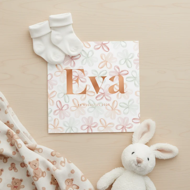 Lief geboortekaartje met patroon van gekleurde bloemetjes